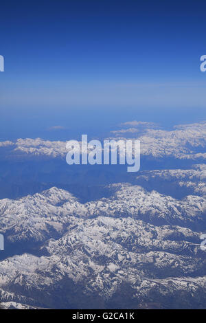 Blick auf die Alpen vom Flugzeugfenster Stockfoto