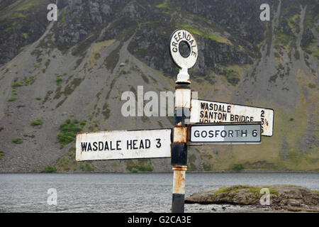 Eine alte Straßenschild für Wasdale Head in Lake District, Cumbria, England. Stockfoto