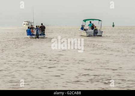 Ausflugsschiffe unterwegs mit Touristen auf eine Sightseeing Tour.  Belize City, Belize Stockfoto