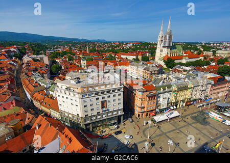 Allgemeine Stadt Skyline Blick mit Kathedrale von Zagreb und Ban Jelacic Platz in Zagreb, Kroatien Stockfoto