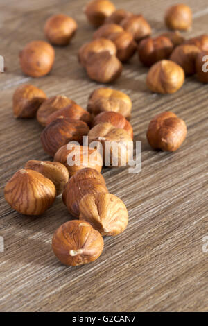Haselnüsse auf einem rustikalen Holztisch. Stockfoto