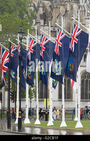 Flaggen der Krone Abhängigkeiten und Überseegebieten fliegen im Parliament Square Stockfoto