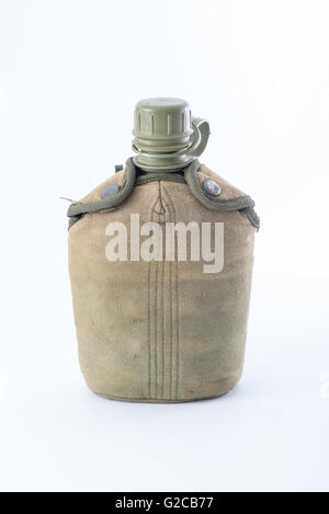 Militärische Kantine auf weißem Hintergrund Stockfoto