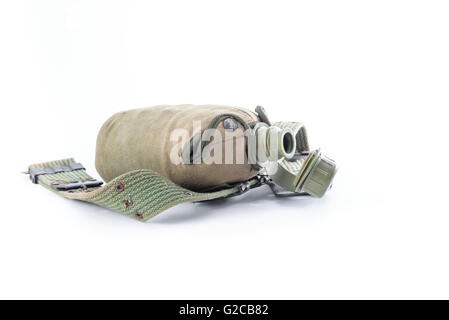 Militärische Kantine und Armee Gürtel auf weißem Hintergrund Stockfoto