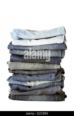 Viele verschiedene Jeans isoliert auf weißem Hintergrund Stockfoto