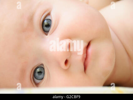 scharfsinniger Baby in der Wiege lag Stockfoto