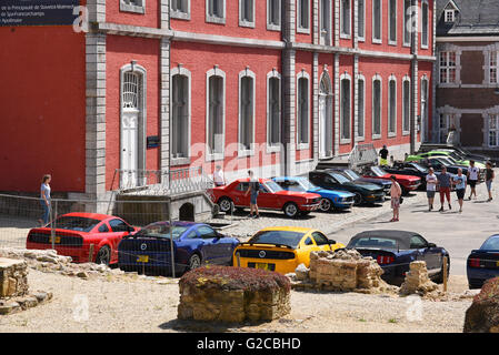 Ford Mustang-Owners-Club machen Sie eine Pause und parken ihre Fahrzeuge am Hof der Abtei während ihrer Tour von Belgien. Stockfoto