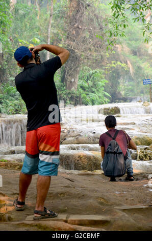 Reisenden Menschen reisen und Fotografieren mit Blick auf Kuang Si Wasserfälle oder Tat Kuang Si Waterfalls am 8. April 2016 in Luang Prabang, Stockfoto