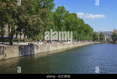 Eine Gruppe von Kindern bekommt eine Zeichnung Lektion auf dem Hofvijver in den Haag in den Niederlanden. Stockfoto