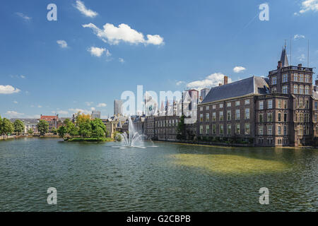 Das Hofvijver ist ein Pfund in das Zentrum von den Haag in den Niederlanden auf dem Hintergrund Het Binnenhof Stockfoto