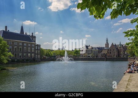 Eine Gruppe von Kindern bekommt eine Zeichnung Lektion auf dem Hofvijver in den Haag in den Niederlanden. Stockfoto