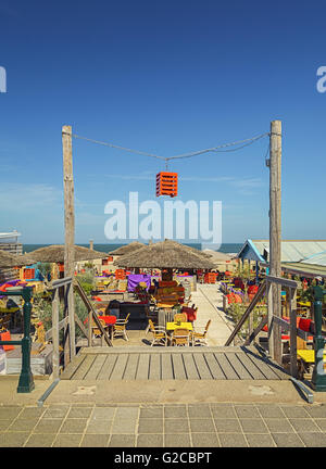 Die Terrasse des Beachclub auf dem Boulevard in Scheveningen, Niederlande. Stockfoto