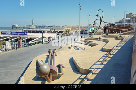 Auf dem Boulevard von Scheveningen, Niederlande, bezeichnet eine Gruppe von Statuen "Statuen des Meeres". Stockfoto