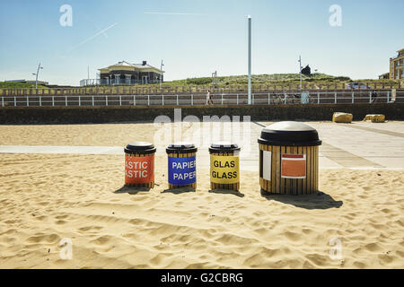 Unterzeichnete Mülltonnen am Strand. Stockfoto