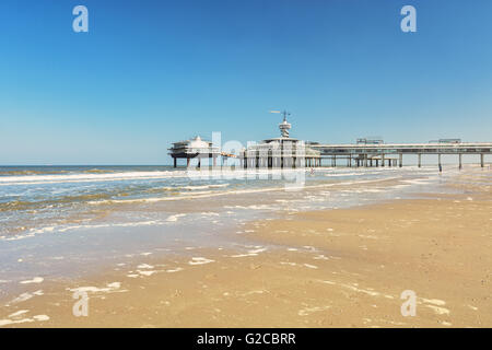 Blick vom Strand zum Pier mit Bungee-Jumping in Scheveningen, Niederlande. Stockfoto