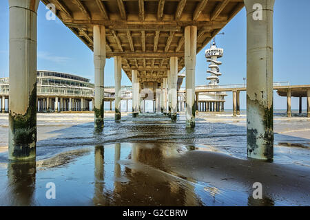 Unter dem Scheveningen Pier mit Blick auf die Nordsee, Scheveningen, Niederlande. Stockfoto