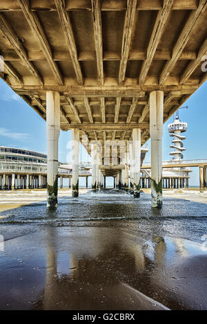 Unter dem Scheveningen Pier mit Blick auf die Nordsee, Scheveningen, Niederlande. Stockfoto