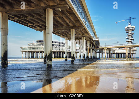 Unter dem Scheveningen Pier mit Blick auf die Nordsee, Scheveningen, Niederlande. Stockfoto