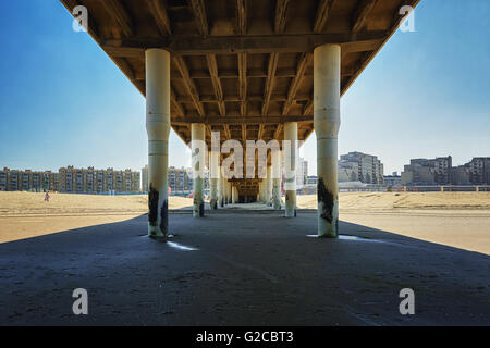 Unter dem Scheveningen Pier mit Blick auf die Nordsee, Scheveningen, Niederlande. Stockfoto