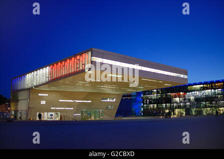 Moderne Architektur der Villa Mediterranée Konferenzzentrum & MUCEM Museum bei Abenddämmerung Marseille France Stockfoto