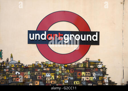 Undartground Kunst-Wandmalerei basierend auf London Underground Zeichen oder Motiv Panier Marseille oder Marseille Frankreich Stockfoto