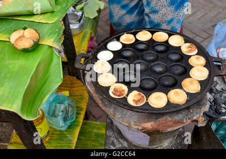 Thai Dessert kochen: Kokosmilch-Creme in kleine Porzellantasse oder Kokos-Reis Pfannkuchen genannt Kanom krok Stockfoto