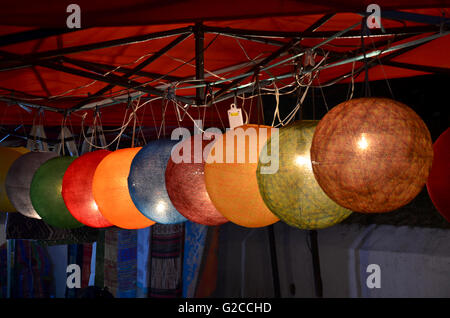 Bunte Beleuchtung Zubehör Papierlaternen hängen für Show und Verkauf an street Nachtmarkt in Luang Prabang, Laos Stockfoto