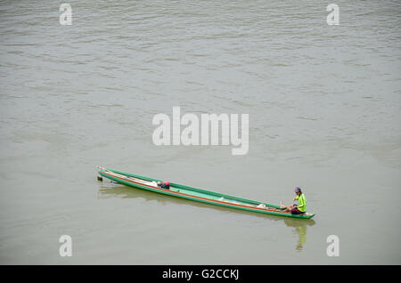 Laotische Menschen Angeln Fisch auf Holzboot am Mekong River am 10. April 2016 in Luang Prabang, Laos Stockfoto