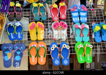 Laotische Volk Verkauf Mode Sandalen oder Hausschuhe im lokalen Markt am 10. April 2016 in Luang Prabang, Laos Stockfoto