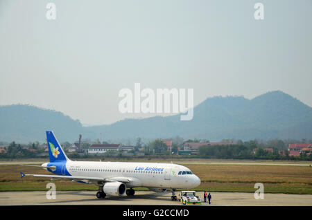 Flugzeug vorbereiten abzunehmen am Louangphrabang Flughafen am 10. April 2016 in Louang Phrabang, Laos Stockfoto