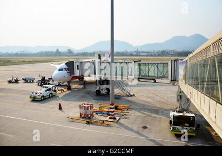 Laotische Menschen laden Gepäck speichern Raum des Flugzeugs für Louangphrabang Flughafen entfernt am 10. April 2016 in Louang Phrabang Stockfoto