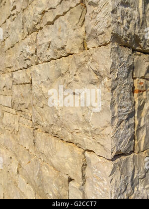 Detail einer meisterhaft gebaute Trockensteinmauer in Griechenland Stockfoto