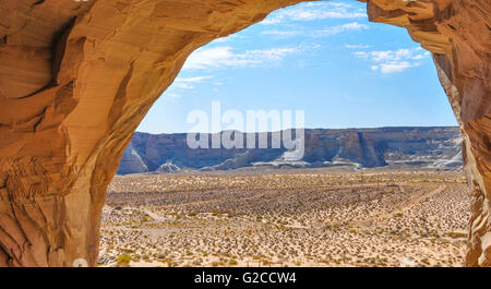 Blick aus einer Höhle in die weite Landschaft eine Wüste von Utah und Gebirge Stockfoto