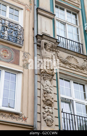 Hochrelief-Detail eines hanseatischen Hauses in Danzig, Altstadt. Stockfoto