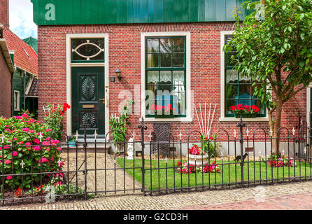 Fassade des typischen niederländischen Haus mit kleinem Garten und Blumen in Zaanse scannt, Niederlande. Stockfoto