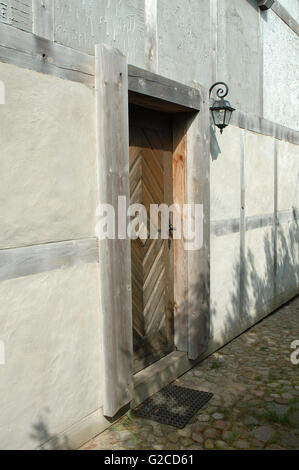 Holztür braune und schwarze Lampe Stockfoto