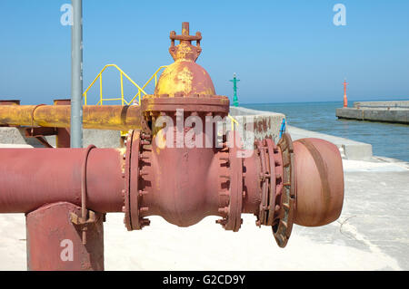 Alte und rostige Rohr am Strand Stockfoto