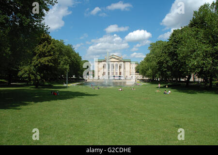 Posen, Polen - 13. Juli 2014: Nicht identifizierten Personen im Park am Stanisław Moniuszko Theater in Posen, Polen. Stockfoto