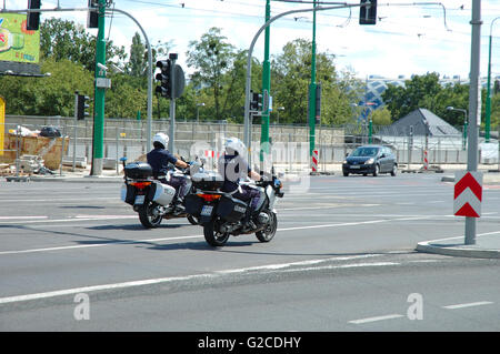 Posen, Polen - 13. Juli 2014: Zwei unbekannte polnische Polizisten fahren auf Motorrädern auf der Straße in Poznan, Polen Stockfoto