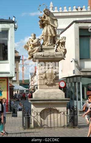 Posen, Polen - 13. Juli 2014: Denkmal und nicht identifizierten Personen auf Od Marktplatz in Poznan, Polen. Stockfoto