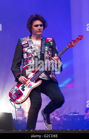 Manic Street Preachers führen am Swansea den Liberty Stadium am 28. Mai 2016. Das Foto zeigt Bassist Nicky Wire. Stockfoto