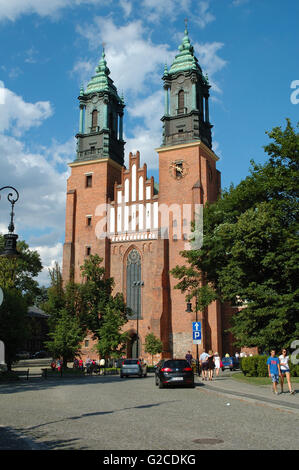 Posen, Polen - 13. Juli 2014: St. Peter und Paul Basilika in Poznan, Polen. Unbekannte Passanten davor. Stockfoto