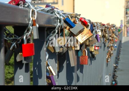 Vorhängeschlösser, die Links von den Liebhabern des Bischofs Jordan Brücke in Poznan, Polen Stockfoto