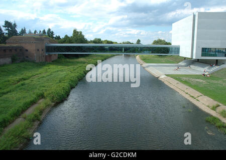 Posen, Polen - 13. Juli 2014: Brama Poznania in Warthe in Poznan, Polen. Nicht identifizierte Personen in der Nähe. Stockfoto