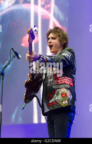 Manic Street Preachers führen am Swansea den Liberty Stadium am 28. Mai 2016. Das Foto zeigt Bassist Nicky Wire. Stockfoto