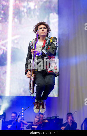 Manic Street Preachers führen am Swansea den Liberty Stadium am 28. Mai 2016. Das Foto zeigt Bassist Nicky Wire. Stockfoto