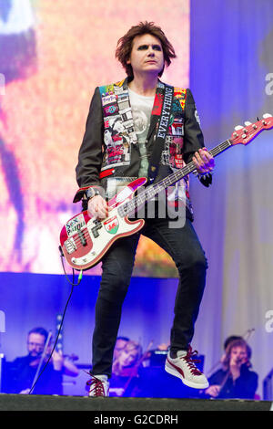 Manic Street Preachers führen am Swansea den Liberty Stadium am 28. Mai 2016. Das Foto zeigt Bassist Nicky Wire. Stockfoto