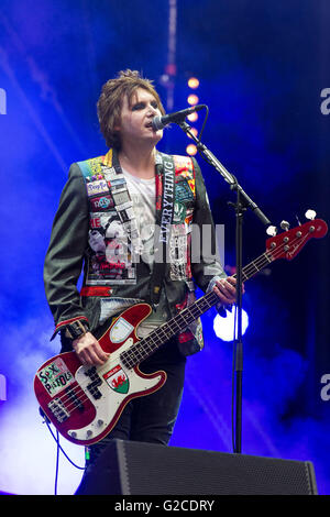 Manic Street Preachers führen am Swansea den Liberty Stadium am 28. Mai 2016. Das Foto zeigt Bassist Nicky Wire. Stockfoto