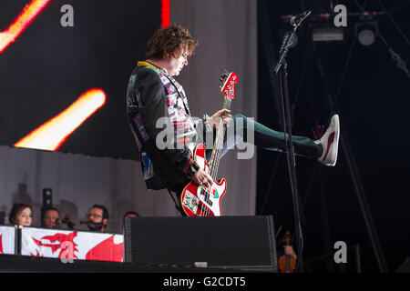 Manic Street Preachers führen am Swansea den Liberty Stadium am 28. Mai 2016. Das Foto zeigt Bassist Nicky Wire. Stockfoto