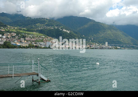 Pier, Berge und Gebäude in Montreux Geneve-See in der Schweiz Stockfoto